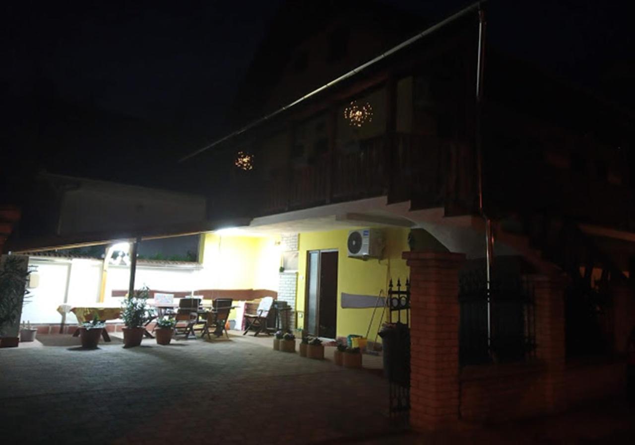Bazsi Apartman Hajdúszoboszló Buitenkant foto