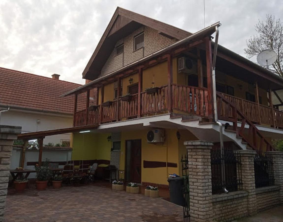 Bazsi Apartman Hajdúszoboszló Buitenkant foto